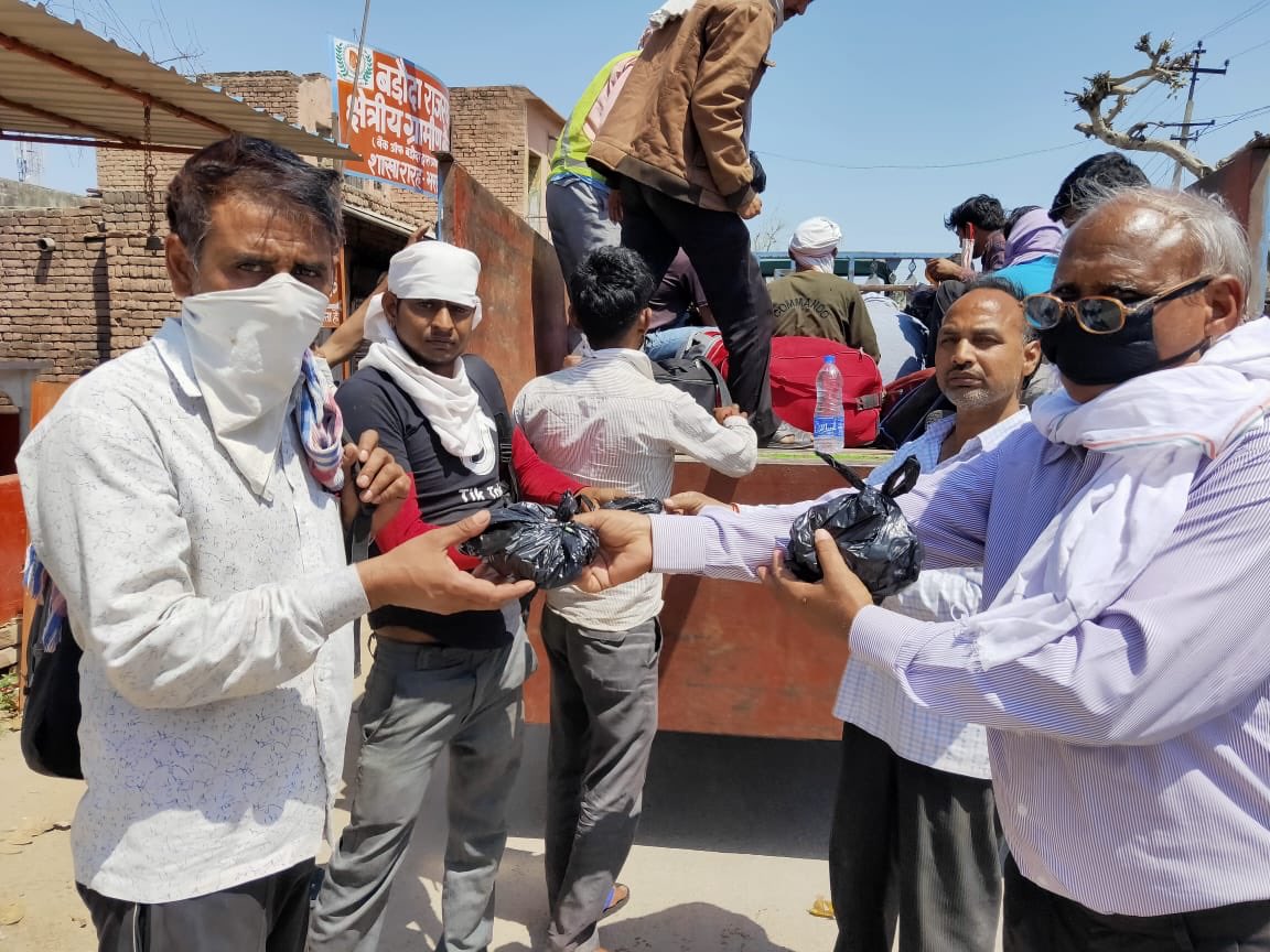 LupinCSR's tweet photo. #LHWRF #Bharatpur distributed food packets to migrant workers at #Rarah #IndiaFightsCorona @NITIAayog @amitabhk87 @BHARATPUR_DM @sitaramgupta11 https://t.co/3UYQwNAVZl