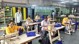 indiannavy's tweet photo. #IndiaFightsCorona
In support of the #MedicalWarriors fighting #Covid, @indiannavy's Naval Dockyard, #Mumbai rises to the occasion, produces #PersonalProtective Gear to minimize exposure to the hazardous #COVID19.
#MoDAgainstCorona
#SayYesToPrecautions
#हरकामदेशकेनाम https://t.co/gsuFK6vlHN