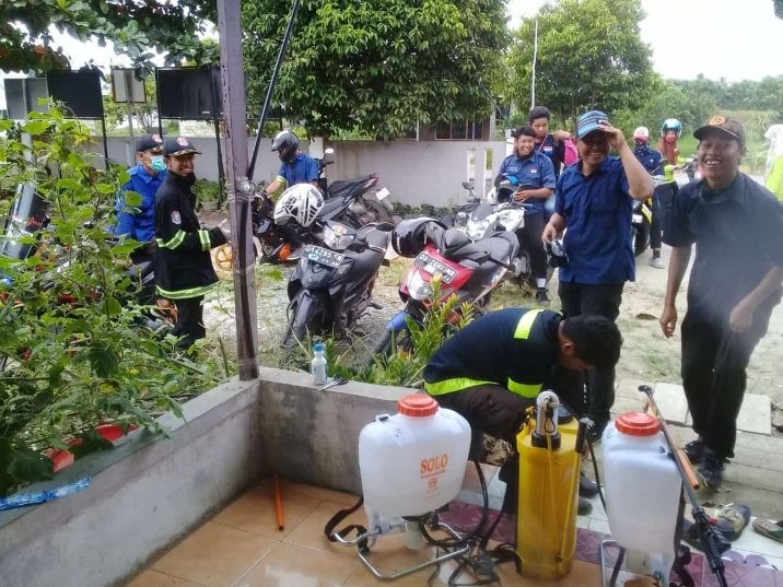 WSuriandinata's tweet photo. Kami Pendamping Lokal Desa dari Desa Danda Jaya Kec.Rantau Badauh Kab.Barito Kuala Prov.Kalimantan Selatan Sedang Melakukan Penyemprotan Disinsfectant.
Covid19
#RelawanDesaLawanCovid19 
@halimiskandarnu @anwsanusi @malik_haramain @imansyukri @taufikmadjid71 @fachrilabalado https://t.co/LaQAfGywoc