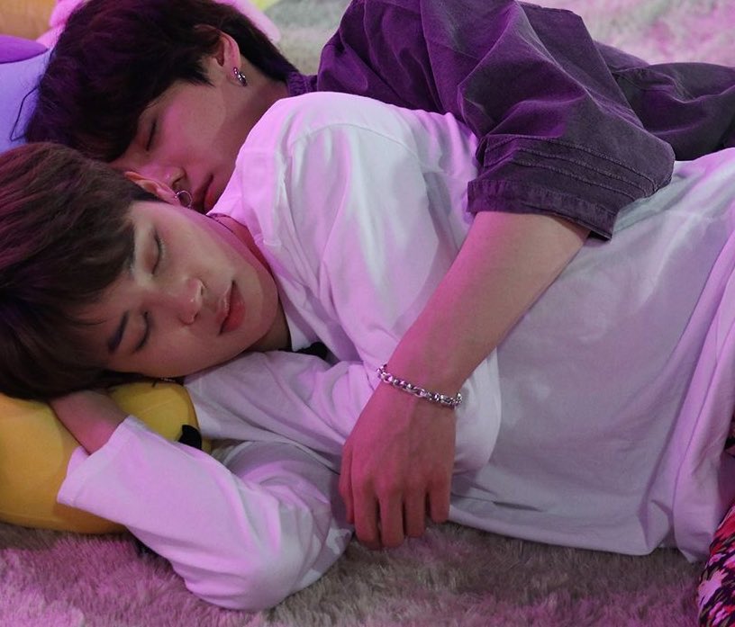 จีมินกอดจองกุก                  จองกุกกอดจีมิน