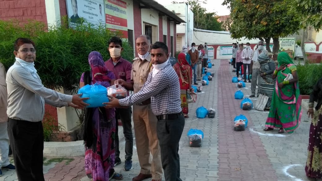 LupinCSR's tweet photo. #LHWRF #Bharatpur distributed 1209 food packet at state border villages like #Rarah, #Unchanagla and #bachrain and 10000 pamphlet, 32 large flex and loudspeaker announcement done on #COVID2019india in district #IndiaFightsCorona @BHARATPUR_DM @sitaramgupta11 @NITIAayog https://t.co/TCHbqZ6WdE