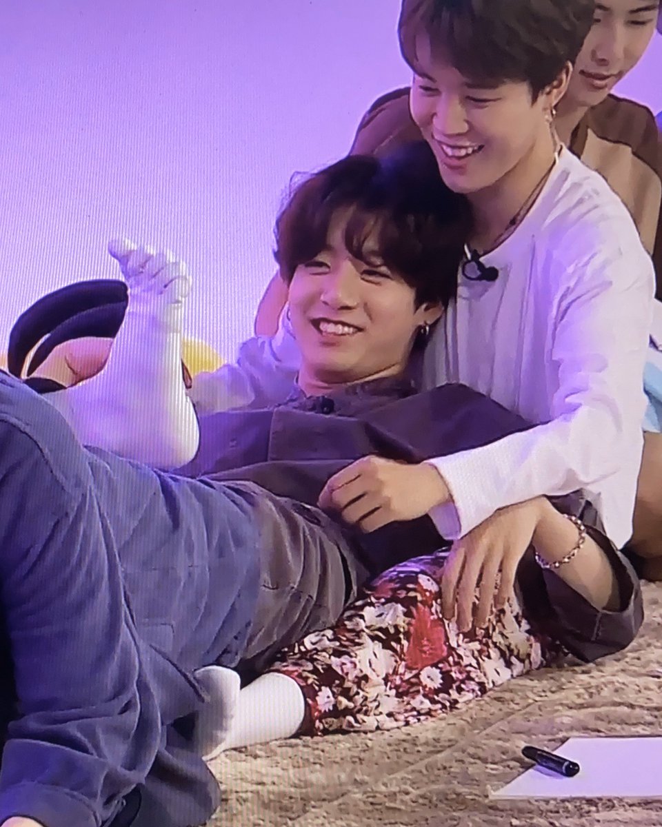 ParkJuJeon's tweet photo. Me explican de que dorama se escaparon estos dos? #jikook #kookmin https://t.co/ii4thLnAOU