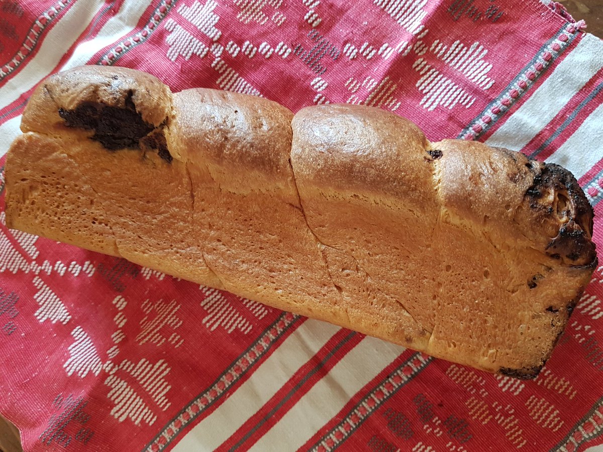 Sourdough babka with plum marmelade and poppy seeds. Cozonac it is a Romanian sweet bread similar with french brioche, flavoured with orange and lemon zest, raisins and the traditional fillings are walnuts or poppy seeds.
#BreadisLife