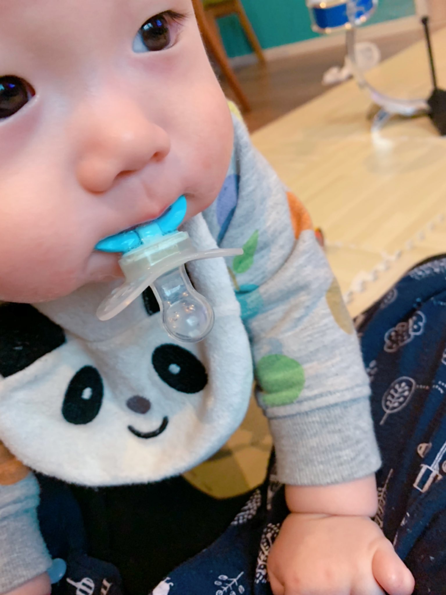 うの よしこ No Twitter おしゃぶりの 吸い方のクセがすごいww もう吸ってないね噛んでるね よだれ攻撃 ほっぺ 息子 おしゃぶり Baby 赤ちゃん 0歳 9ヶ月 次男