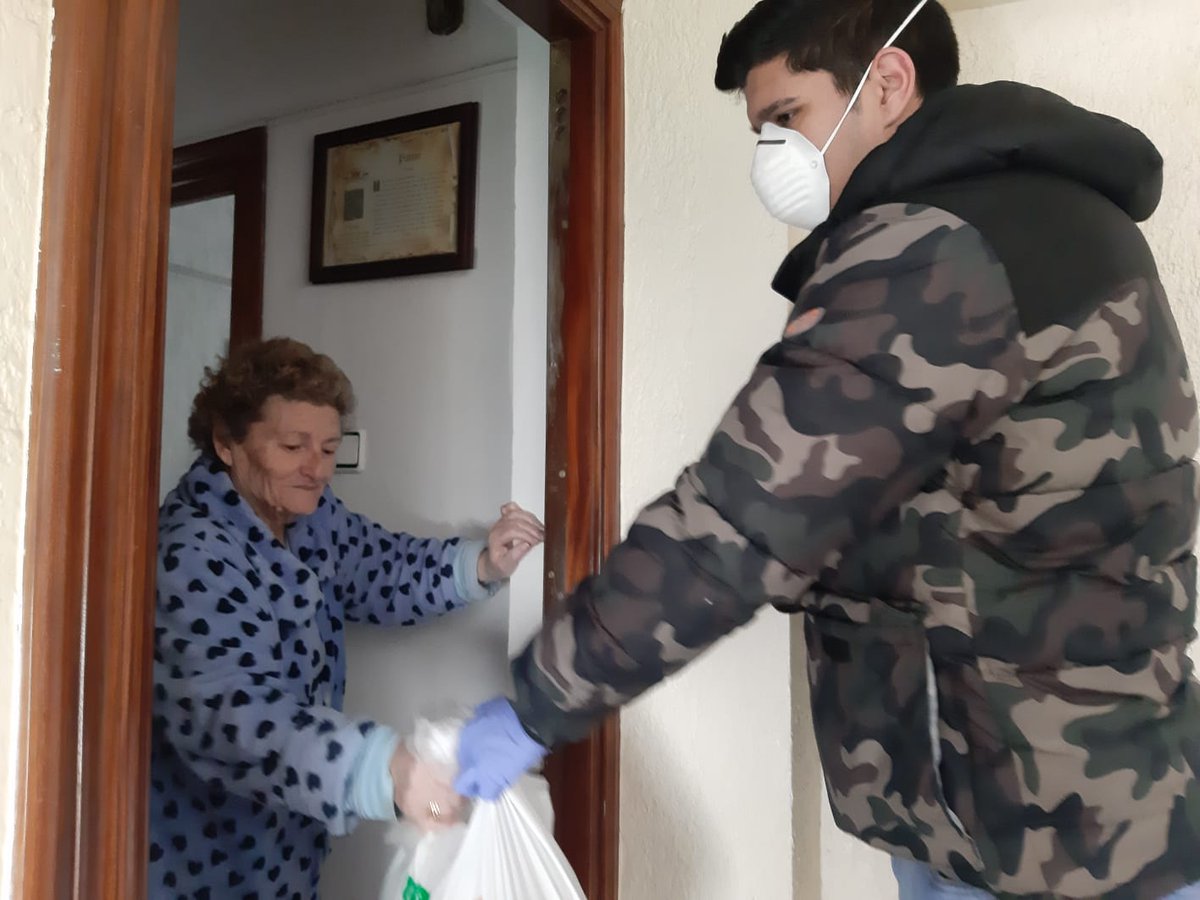 eldiarioeus's tweet photo. Los héroes de Otxarkoaga: un grupo de jóvenes magrebíes entrega comida a domicilio de forma gratuita a las personas mayores de un barrio de Bilbao https://t.co/hfRJzvb3uk Un reportaje de @maialenferreira https://t.co/zQHklOTD1M