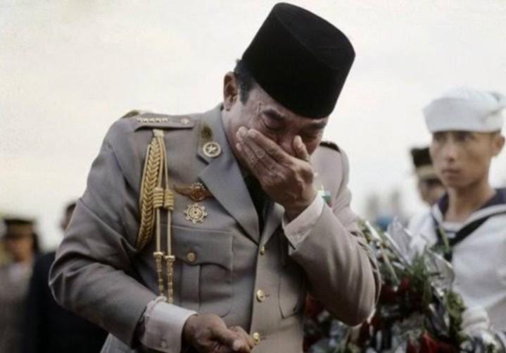 Menangislah pak..  Jikalu kau bisa bangun dari kuburumu pastilah kau takkan berhenti menangis melihat negrimu ini dalam masalaha yang besar. #NegaraAbaikanRakyat
#NyawaTidakBisaBalik
#KesadaranMemicuPerubahan
#RezimCuciTangan
#PrioritaskanNyawaRakyat