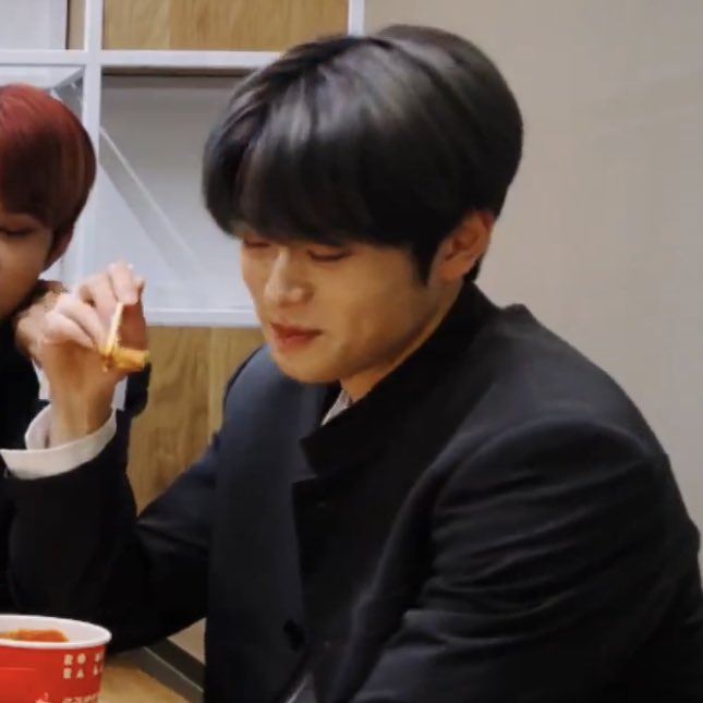 wldmsdbsdh's tweet photo. 먹다가 웃는 재현이 ㅋㅋㅋ
아 너무 귀여워 https://t.co/Qtf3uqpCbP