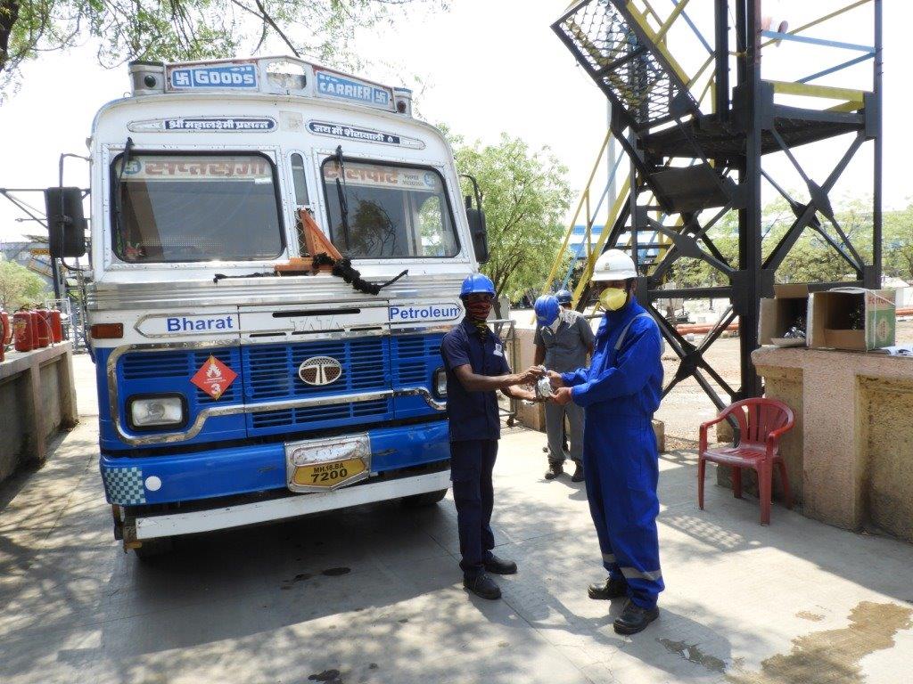 BPCRetailManmad's tweet photo. BPCL Manmad Installation is providing our brave TL crew with food packets containing hygienic food prepared by staff canteen to keep them safe from covid19 and help them since most restaurants and dhabas have been shut down during lockdown @BPCLimited @BPCLRetail @RamanMalik02 https://t.co/UGe2hH3FWa