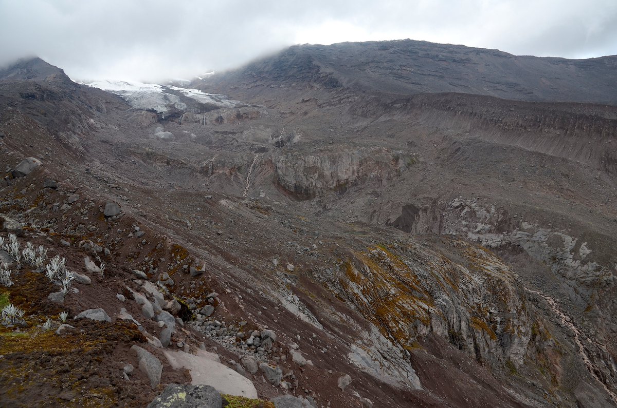 EPFL's tweet photo. Dépaysement avec ces photos prises en Equateur par l'équipe #VanishingGlaciers de @sber_epfl, qui étudie les ruisseaux alpins et les microbes y vivant.
Pour en savoir plus sur cette campagne d'envergure, rendez-vous sur notre blog https://t.co/1Fb5SotMLa #EPFLOutThere @epflENAC https://t.co/ugYDEXxXB3