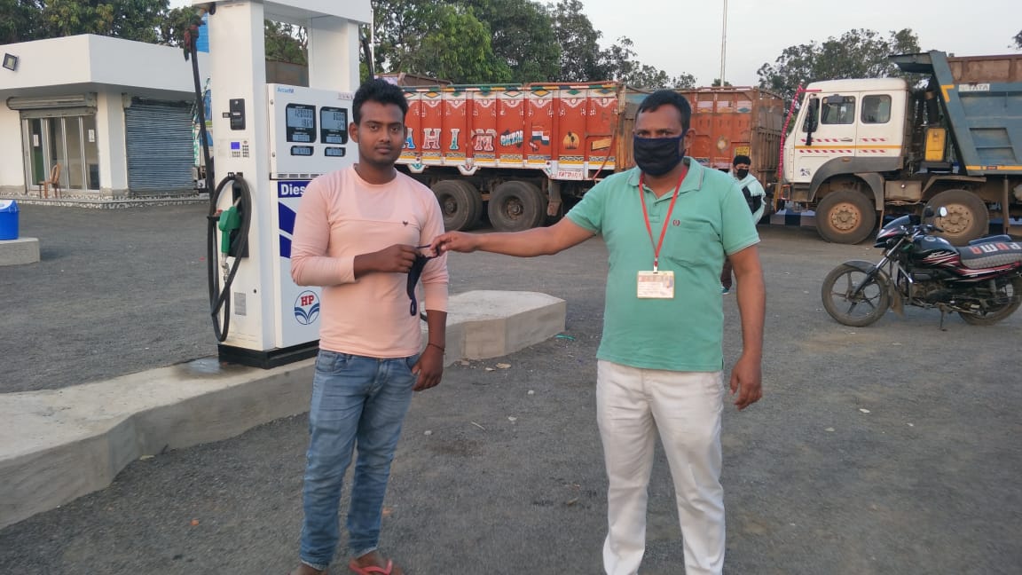 tofail_haque's tweet photo. बरहरवा प्रखंड के गुमानी ओर कोटलपुखर की अख्तर पेट्रोल पंप के ओनर ओर समाजसेवी मो मोसब्बर आलम के सहयोग से कोरोना वाइरस #civid19 संक्रमण को देखते हुए।सैकड़ों आम जनता के बीच मास्क ओर सेनेटाइजर का वितरण किया गया।जिससे किसी भी जनता को कोरोना संक्रमण ना हो।
@HPCL #StayHomeStaySafe https://t.co/I76qw5r99a