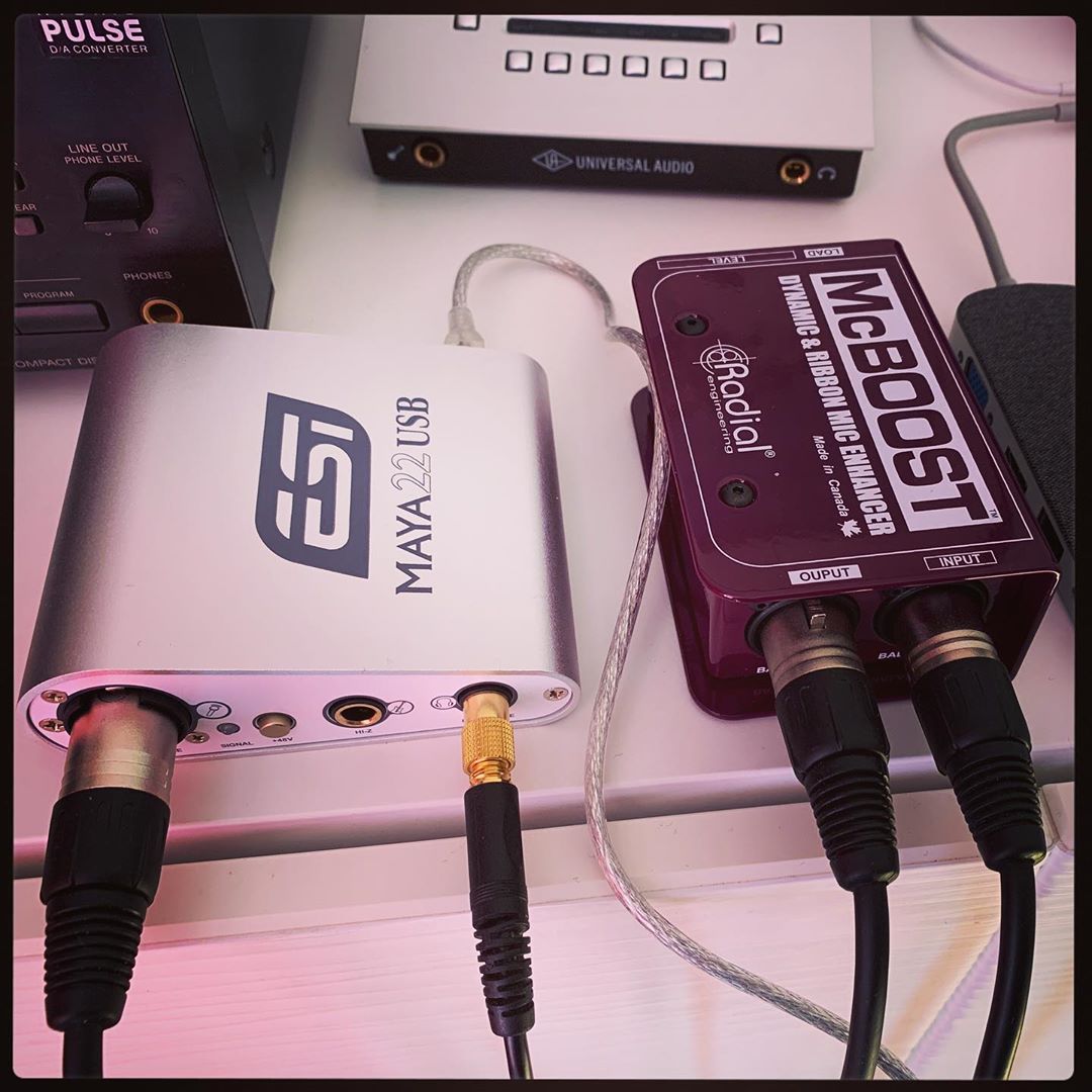 Radial_Eng's tweet photo. Great photo from 📷 = @TheGuitarChnnl using the Radial McBoost for his SM7B
The Radial McBoost is a 26dB signal booster for dynamic & ribbon microphones. Great for vocals, podcasts and instrument recordings.
#radialeng #mcboost #sm7b #ribbonmic #dynamicmic #recording https://t.co/yey7byrnfS