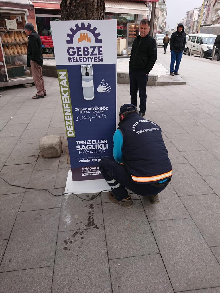 gebze_belediye's tweet photo. Vatandaşlarımızın virüs salgınından korunmaları amacıyla ilçemizin farklı yerlerinde el dezenfekte noktaları oluşturduk. https://t.co/yX1DpGn2Yw