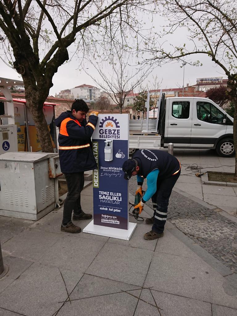 gebze_belediye's tweet photo. Vatandaşlarımızın virüs salgınından korunmaları amacıyla ilçemizin farklı yerlerinde el dezenfekte noktaları oluşturduk. https://t.co/yX1DpGn2Yw