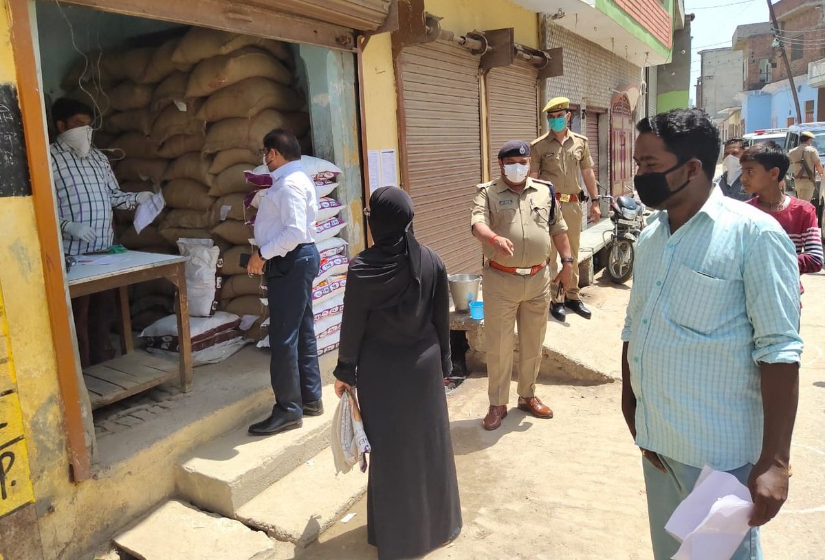 Etahpolice's tweet photo. दिन- आठवां
एटा ~ लाॅक डाऊन को प्रभावी बनाने के उद्देश्य से एसएसपी तथा @DM_Etah ने राशन की दुकानों, बाजारों तथा बैंक व एटीएम पर सोशल डिस्टेंसिंग का प्रमुखता से ध्यान रख पूर्ण कराया वितरण, अनावश्यक आवाजाही पर लगाई रोक।
#JeetegaBharatHaaregaCorona
#UPPWithYou #UPPForYou
#UPPolice https://t.co/WYJMlN4zTg