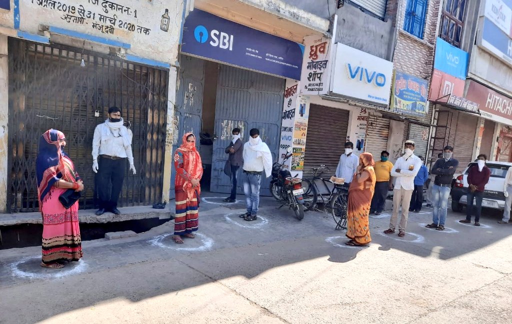 Etahpolice's tweet photo. दिन- आठवां
एटा ~ लाॅक डाऊन को प्रभावी बनाने के उद्देश्य से एसएसपी तथा @DM_Etah ने राशन की दुकानों, बाजारों तथा बैंक व एटीएम पर सोशल डिस्टेंसिंग का प्रमुखता से ध्यान रख पूर्ण कराया वितरण, अनावश्यक आवाजाही पर लगाई रोक।
#JeetegaBharatHaaregaCorona
#UPPWithYou #UPPForYou
#UPPolice https://t.co/WYJMlN4zTg
