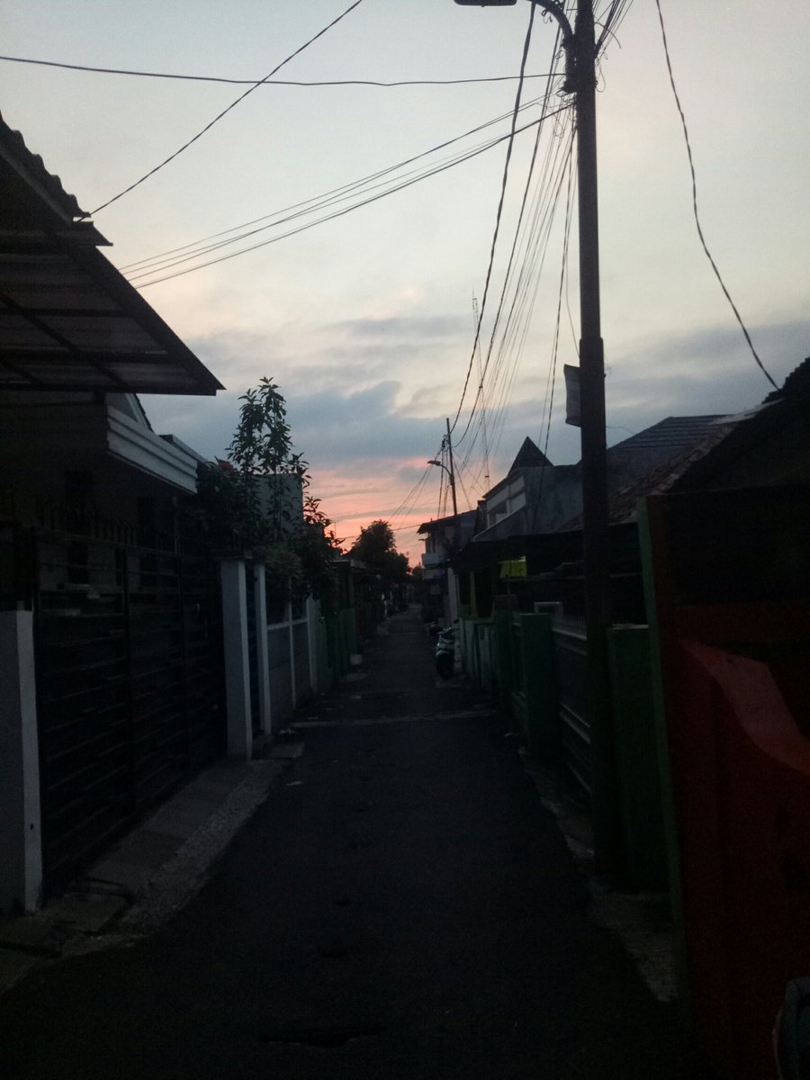 Muhamma81220791's tweet photo. #RabuAmbyar 
#aprilmop 
#RabuMerindu 
#StayAtHome 

😢😢😢😢 https://t.co/Jo8dPQlrDM