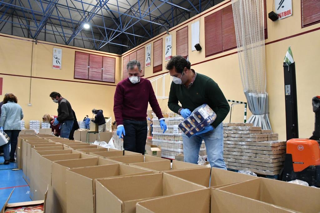 jlsanzalcalde's tweet photo. El Ayuntamiento de #Tomares va a entregar 23.600 kilos de alimentos proporcionados por FEAD a través de Cruz Roja a las familias que más lo necesitan, para que a nadie se quede atrás en esta crisis. Juntos, vamos a vencer al Coronavirus. #QuedateEnCasa https://t.co/BBVZ829XH3