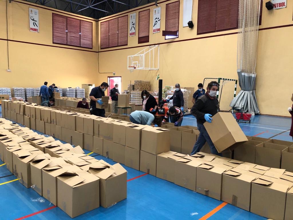 jlsanzalcalde's tweet photo. El Ayuntamiento de #Tomares va a entregar 23.600 kilos de alimentos proporcionados por FEAD a través de Cruz Roja a las familias que más lo necesitan, para que a nadie se quede atrás en esta crisis. Juntos, vamos a vencer al Coronavirus. #QuedateEnCasa https://t.co/BBVZ829XH3