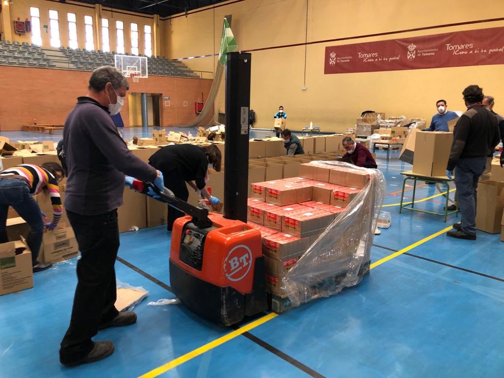 El Ayuntamiento de #Tomares va a entregar 23.600 kilos de alimentos proporcionados por FEAD a través de Cruz Roja a las familias que más lo necesitan, para que a nadie se quede atrás en esta crisis. Juntos, vamos a vencer al Coronavirus. #QuedateEnCasa