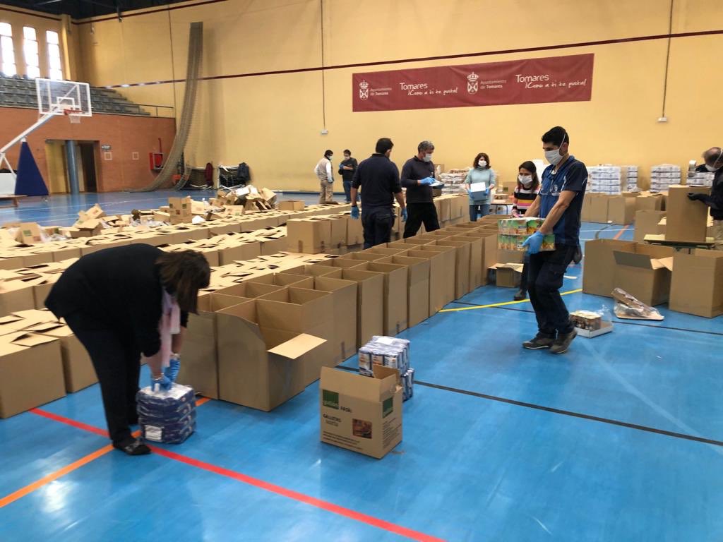 jlsanzalcalde's tweet photo. El Ayuntamiento de #Tomares va a entregar 23.600 kilos de alimentos proporcionados por FEAD a través de Cruz Roja a las familias que más lo necesitan, para que a nadie se quede atrás en esta crisis. Juntos, vamos a vencer al Coronavirus. #QuedateEnCasa https://t.co/BBVZ829XH3