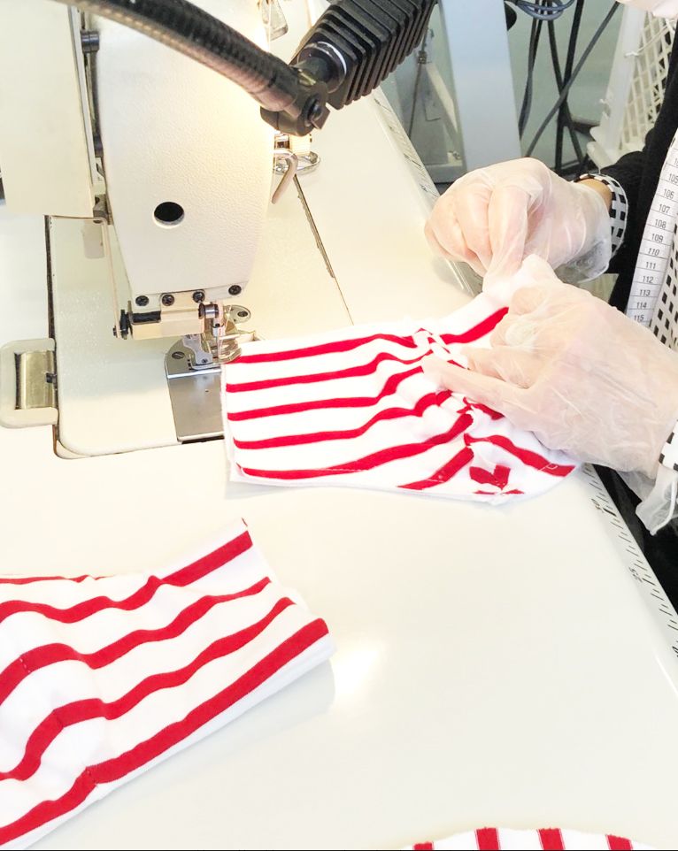 fashionsnap's tweet photo. 「セントジェームス」が洗って使える医療用マスクを生産。ボーダーカットソーの生地を使用しています。
https://t.co/1Vd4SIv7T1 https://t.co/7X4Wd8MbhF