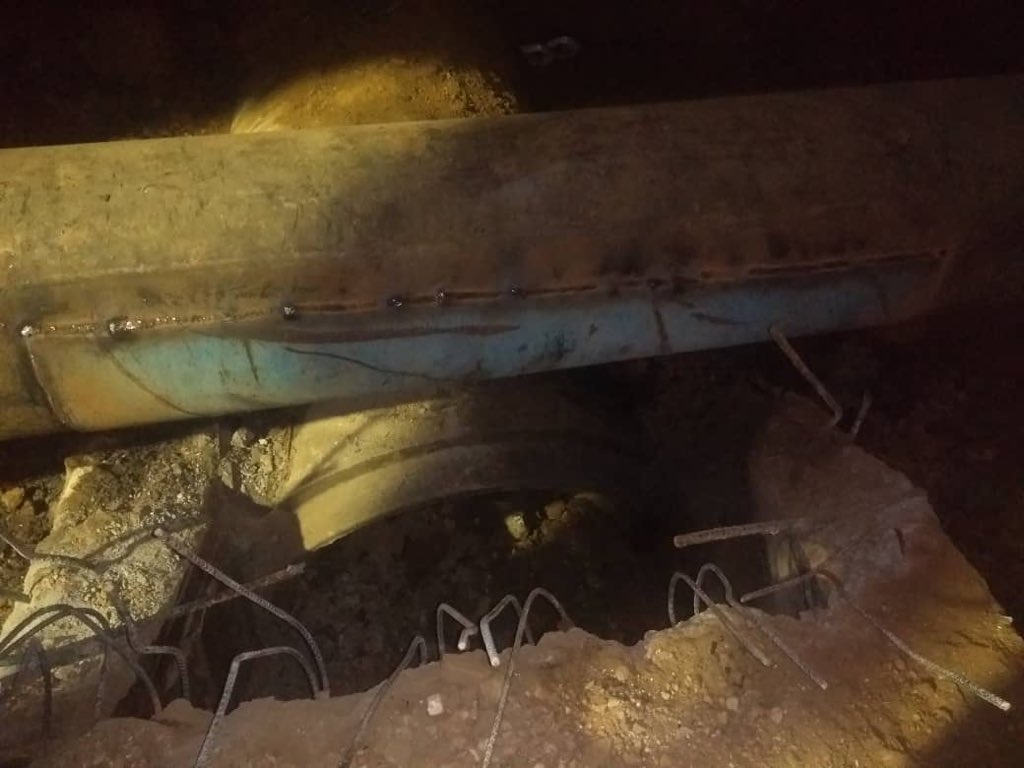 Felix_TorresD's tweet photo. Reparación culminada a la 4.30 am. A esto hora se encuentran 2 equipos de bombeo hacia zona norte y colocando ya el tercero. A medida de la presurizacion de las redes de distribución se suministrará el vital líquido. @Hidrocentro2011 https://t.co/Ov8dtx3Ljm