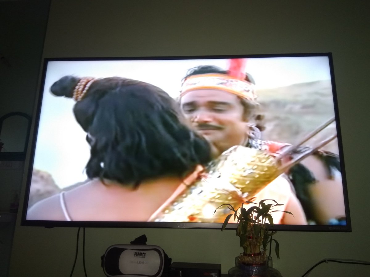 Pra5sun's tweet image. दलित समाज के मूर्ख रावण मंडल और उदित अपने आप को दलित समाज का हीतयसी बताने वाले रामायण देखो कैसे श्री राम जी अपने साथ अपने मित्र निषाद राज को बैठाए और गले लगाए हैं हमारे हिन्दू सनातन संस्कृति में किसी को नीचा नहीं समझा गया है सब एक हैंसभी अपने परिवार वालो को रामायण दिखाए और देखे🙏