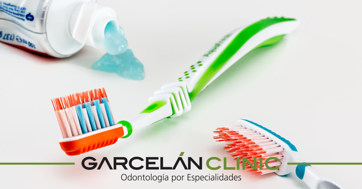 GarcelanClinic's tweet photo. ¿Sabías que las caries son una enfermedad bacteriana transmisible? Por eso no es buena idea compartir cepillos de dientes y otros utensilios de #HigieneOral… #ConsejosDentales #SaludDental https://t.co/tOLh4yLv7d