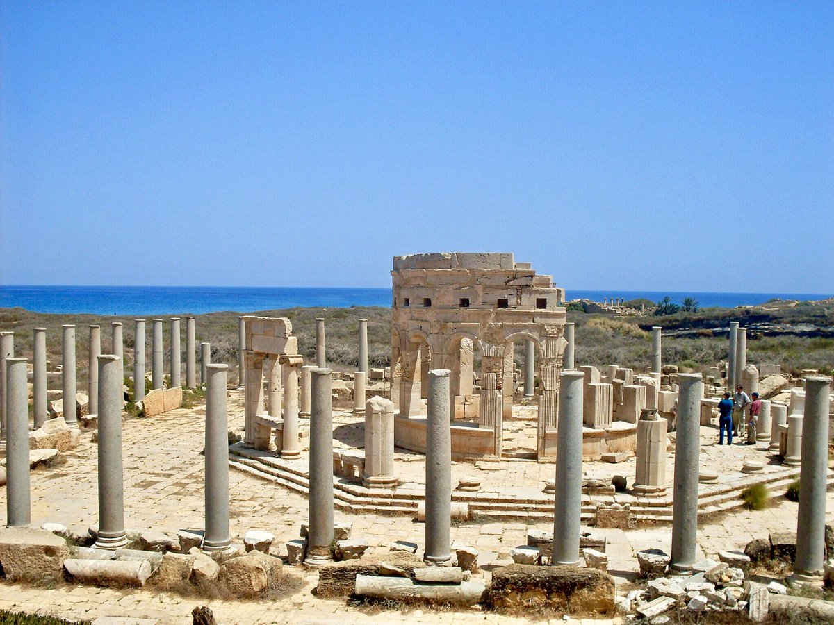 The central circular or octagonal structure is also a common feature, perhaps holding statues of the emperor or deities of trade and sanctifying the market space. The macellum at Leptis Magna for comparison.  #LostRome
