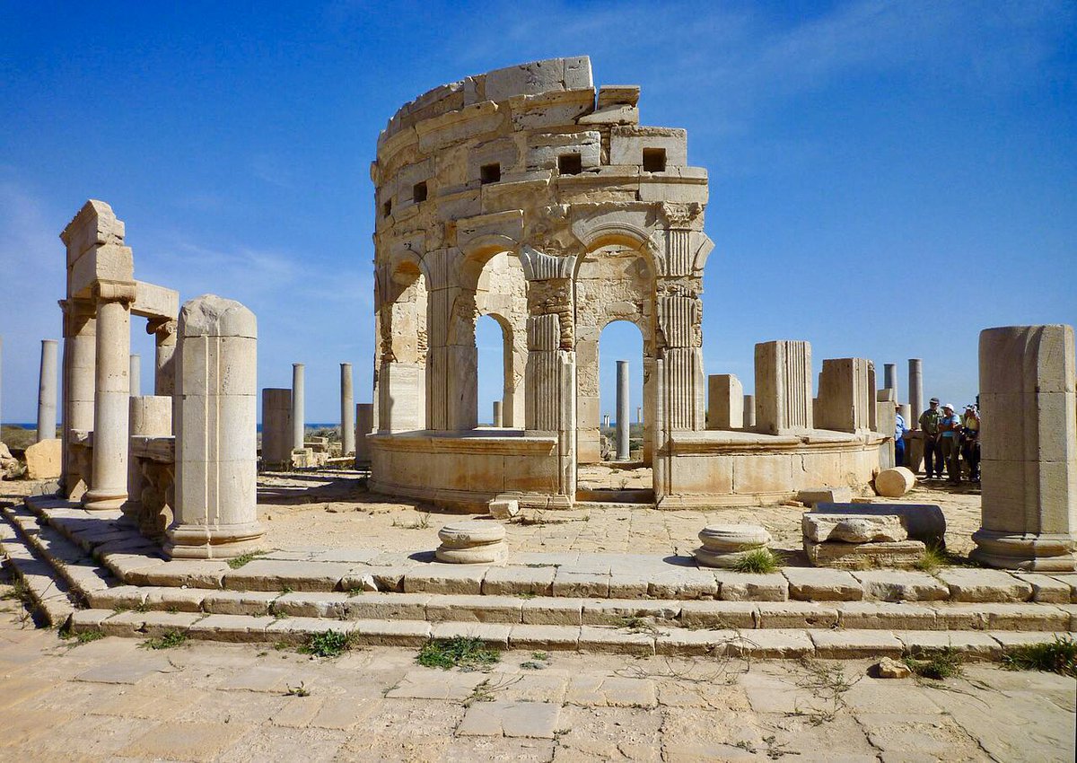 The central circular or octagonal structure is also a common feature, perhaps holding statues of the emperor or deities of trade and sanctifying the market space. The macellum at Leptis Magna for comparison.  #LostRome