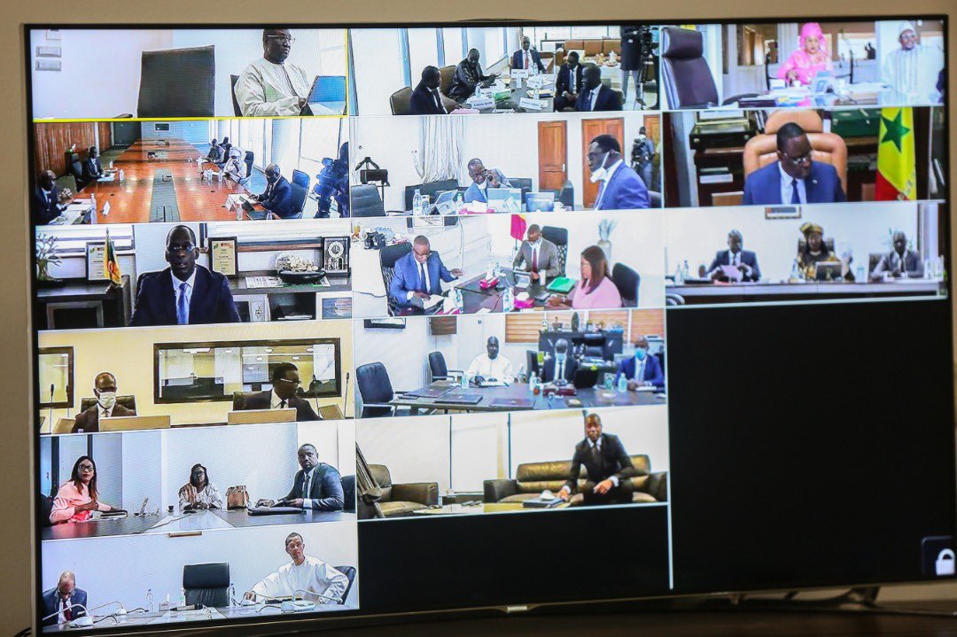 Macky_Sall's tweet photo. J’ai tenu à organiser ce jour la réunion du conseil des ministres en mode visioconférence. Ce sera désormais la règle jusqu'à la fin de la pandémie #COVID19. L'innovation est source de progrès. Merci aux équipes techniques de la Présidence et de l'ADIE. https://t.co/aZNezLIZvV