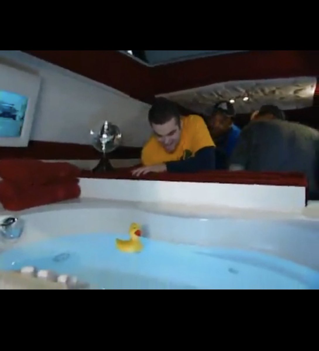 AbbeLimani's tweet photo. Pimp my Ride gjorde sjuka saker, exempelvis var den där killen nate. Han körde runt i en skrotig van och fick tillbaka en lyxig etta med jacuzzi, sjukaste ljudsystemet och typ 40” tv. Den bilen hade jag kunnat tänka mig sitta i karantän i. https://t.co/J1H6oBuAuD