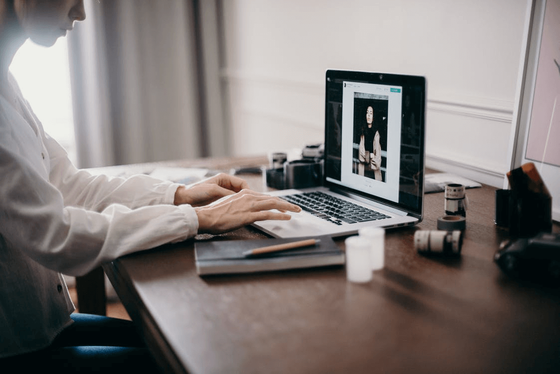 LearnWorlds's tweet photo. Selling online courses is a booming market worldwide, but how does someone make money by teaching online? Check this out: https://t.co/7bfkywLdt3
#elearning #onlineeducation #onlineteaching #edutech #LearnWorlds https://t.co/l6pexOlZoy