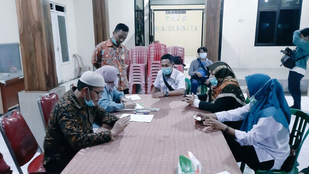 2noerQ's tweet photo. Kami tim Pendamping Desa kec. Sukodono bersama tim @P3MDSidoarjoKab Jatim sdg mlakukn sosialisasi untuk mncegah penyebaran wabah Covid-19.

#RelawanDesaLawanCovid19
@halimiskandarnu @anwsanusi
@malik_haramain @imansyukri
@taufikmadjid71 @fachrilabalado
@AndryDewantoAh1
@kpw4jatim https://t.co/p7SIMNLmgL