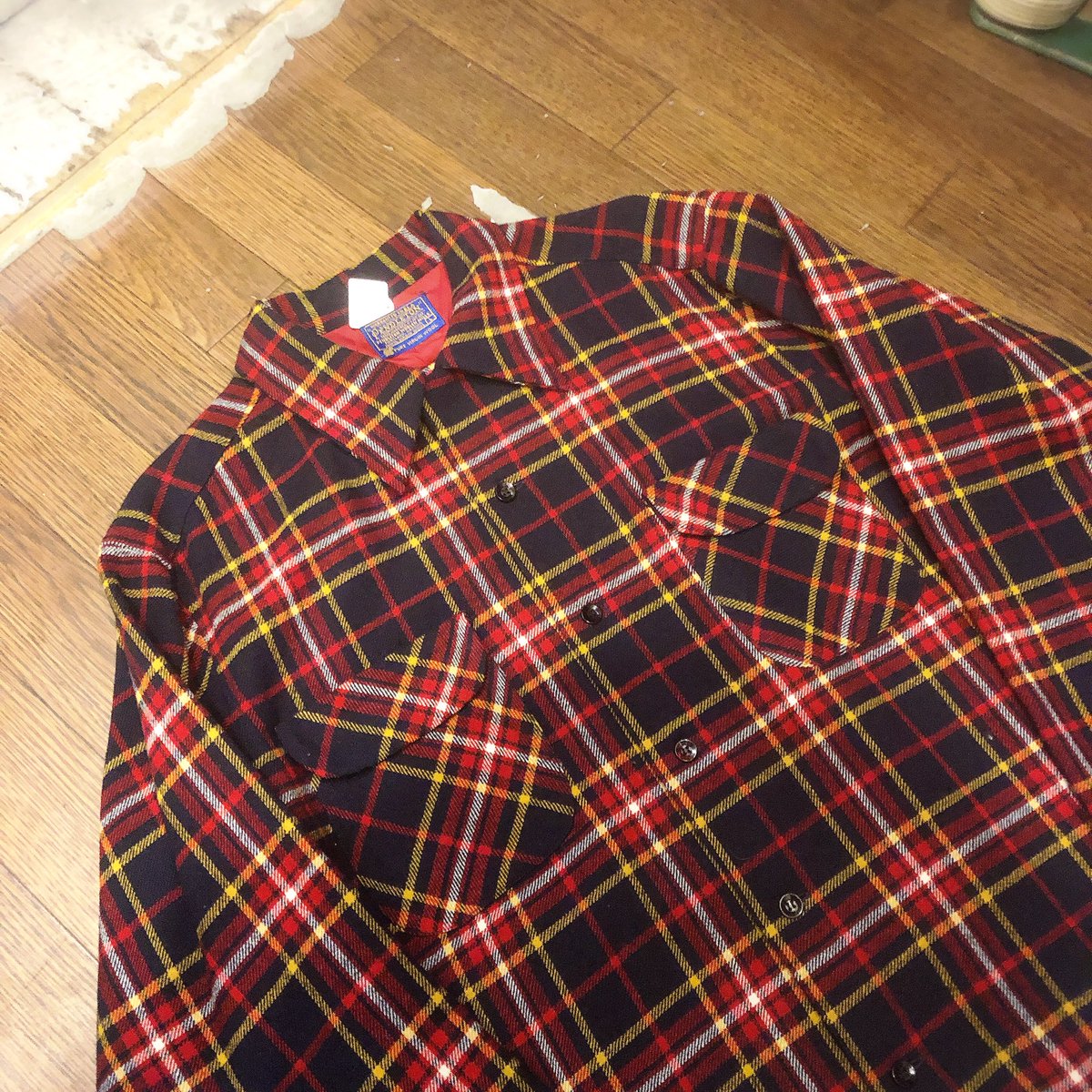 SPiKe_SPiCe's tweet photo. 60s PENDLETON

配色イイ
状態イイ
赤なのに何故か使いやすい
size L

完璧ではないでしょうか。

#SPiKe https://t.co/2xWuQgOsq7