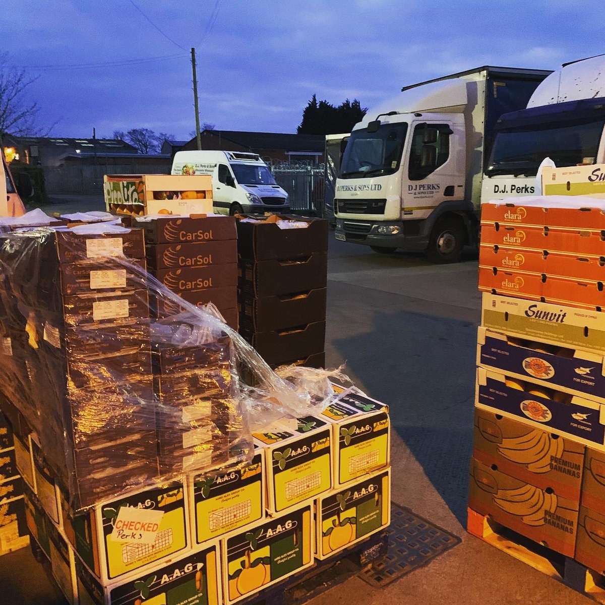 DJPERKSandSONS's tweet photo. Our crew continue to keep the food supplies coming into the county and then rapidly out to restock your local shops daily... give them a Twitter cheer 👏🏻 #shoplocal #lovelocal #freshproduce #djperksdelivers https://t.co/Bxuja3a2UL
