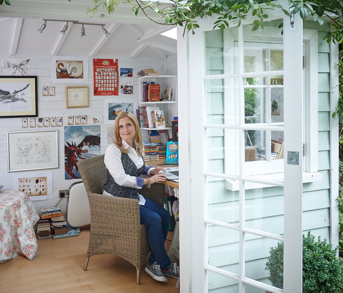 Good morning, everyone-at-home! I'm reading HttyDragon a chapter a day from my shed, and you can watch Chapter 10 here : 
youtube.com/watch?v=FBsXnG……
and catch up on previous chapters here:
youtube.com/channel/UCe01x……

#UnitedByBooks #BookTrustHomeTime