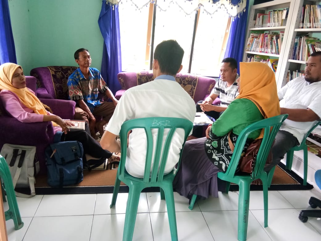 AniajbP's tweet photo. Kami pendamping Desa Kec. Bakarangan bersama TA Kab. Tapin Kal Sel. Sosialisasi dan koordinasi kpd pemdes tentang Pembentukan Tim Relawan Desa di desa Bakarangan
#RelawanDesaLawanCovid19 
@halimiskandarnu 
@anwsanusi 
@malik_haramain 
@imansyukri 
@taufikmadjid71
@fachrilabalado https://t.co/EvQjUqkHY9