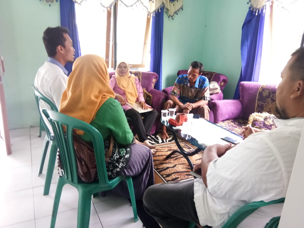 AniajbP's tweet photo. Kami pendamping Desa Kec. Bakarangan bersama TA Kab. Tapin Kal Sel. Sosialisasi dan koordinasi kpd pemdes tentang Pembentukan Tim Relawan Desa di desa Bakarangan
#RelawanDesaLawanCovid19 
@halimiskandarnu 
@anwsanusi 
@malik_haramain 
@imansyukri 
@taufikmadjid71
@fachrilabalado https://t.co/EvQjUqkHY9