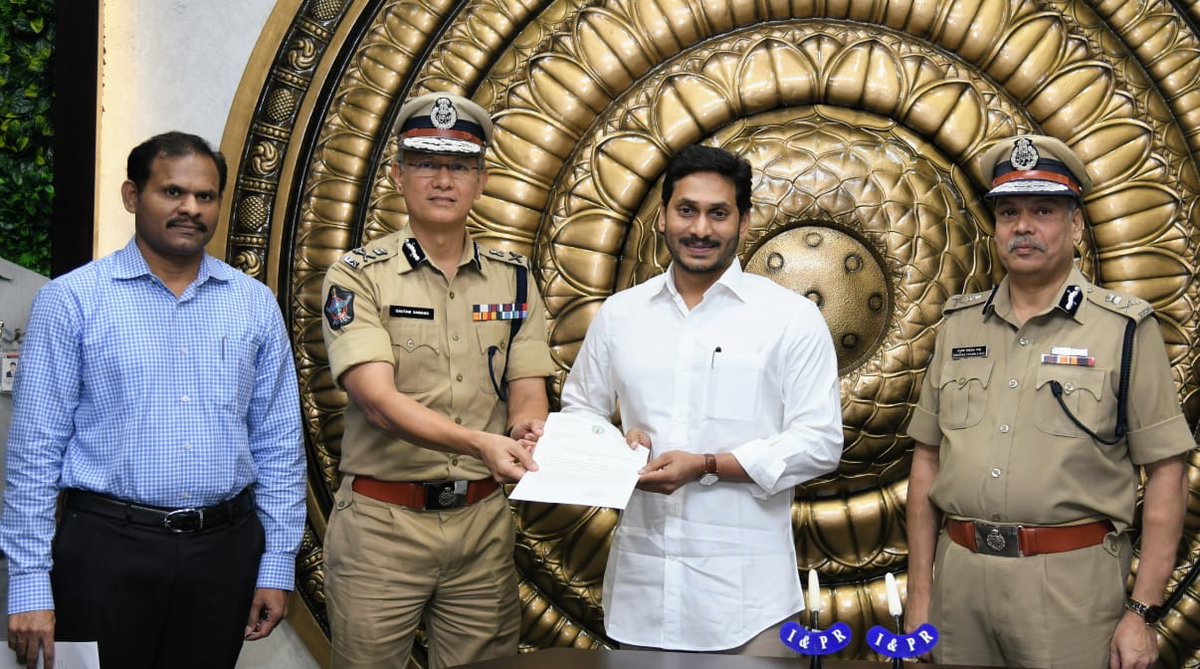 AndhraPradeshCM's tweet photo. కోవిడ్‌ –19 సహాయ చర్యల కోసం ముఖ్యమంత్రి సహాయనిధికి మూడు రోజుల వేతనాన్ని విరాళంగా ప్రకటించిన ఆంధ్రప్రదేశ్‌ ఐపీఎస్‌ ఆఫీసర్స్‌ అసోసియేషన్‌. https://t.co/sZAOXYDMYU
