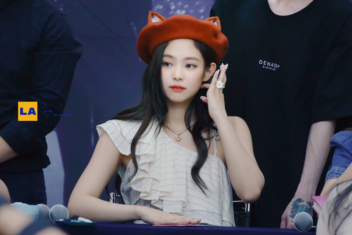LoveActually813's tweet photo. #JENNIE #BLACKPINK #제니 #블랙핑크 

오늘 만큼은 나도 블링크~!!! https://t.co/ZCLWiuw0GM