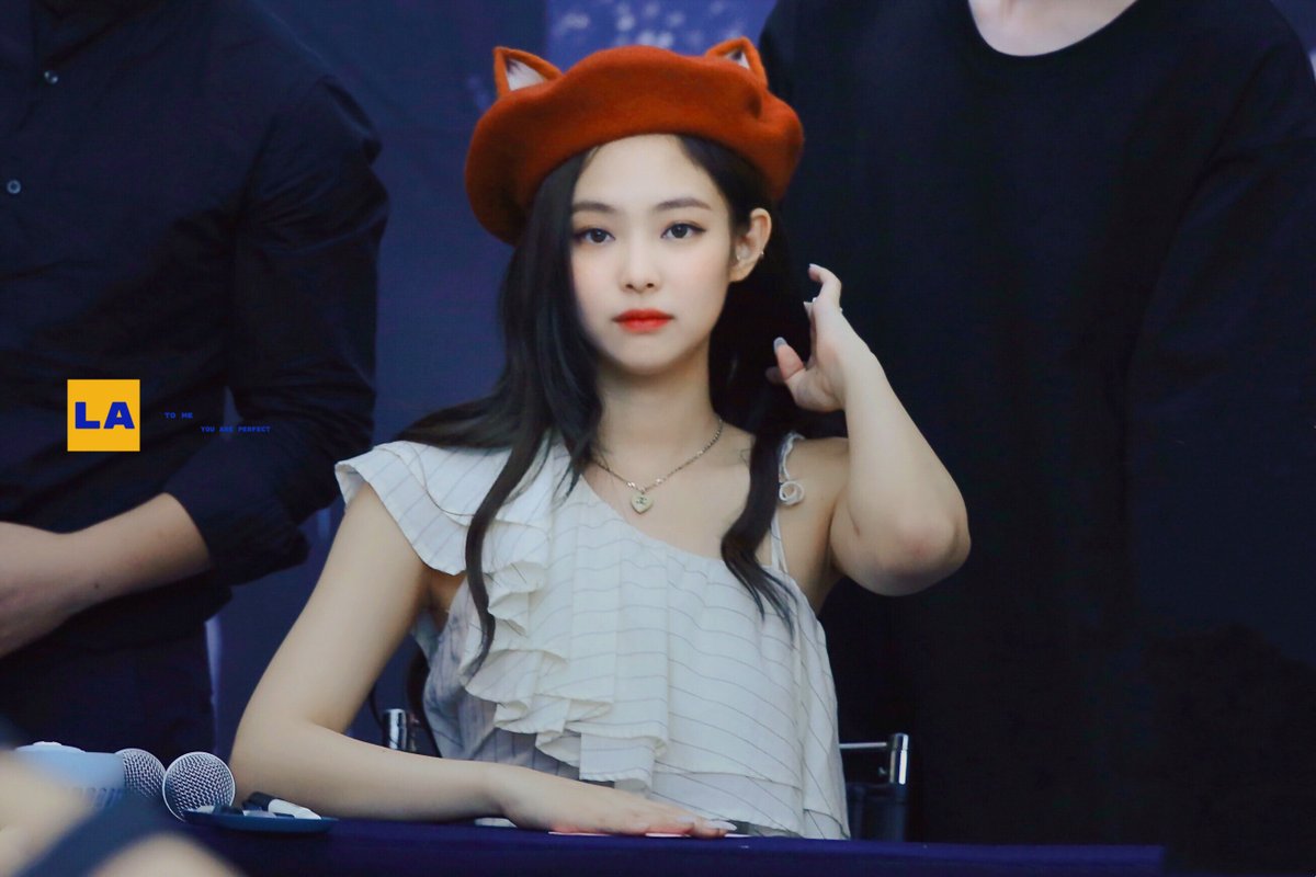 LoveActually813's tweet photo. #JENNIE #BLACKPINK #제니 #블랙핑크 

오늘 만큼은 나도 블링크~!!! https://t.co/ZCLWiuw0GM