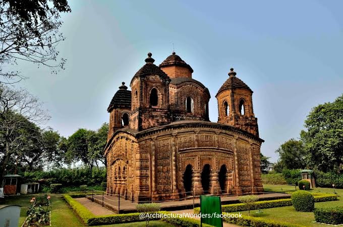 19c  #PancharatnaGobinda/Shyam Rai temple, Puthia village, Rajshahi district,  #Bangladesh was built by Puthia Queen.The temple derived it's name from the 5 striking pyramidal spires considered as 5 ratnas (gems) of which the central one is octaganal & the rest 4 are square. 1/2