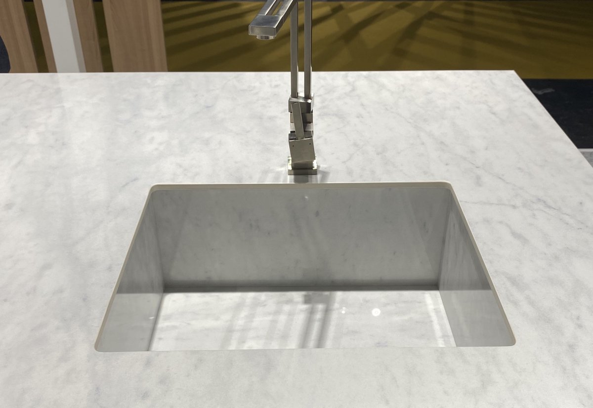 coverlambygresp's tweet photo. Thanks to its easy cutting and handling, #Coverlam Top is a material suitable for covering countertops as well as sinks, achieving an impeccable design and finish.

📸 Coverlam Top Carrara.

#CoverlamTop #ceramics #interiordesign #architecture https://t.co/qczLdWAaJg
