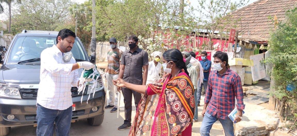 AbbayaChowdary's tweet photo. Let’s not mix it with religious colour. Being Indians we are One. Let’s fight united. Covid-19 is more dangerous than religious division. #APFightsCorona #StaySafe #StayStrong #StayHome #NoToPanic #YesToPrecautions #StopDiscrimination
@YSRCParty @ysjagan @VSReddy_MP @ArogyaAndhra https://t.co/ByGxxnH8q9