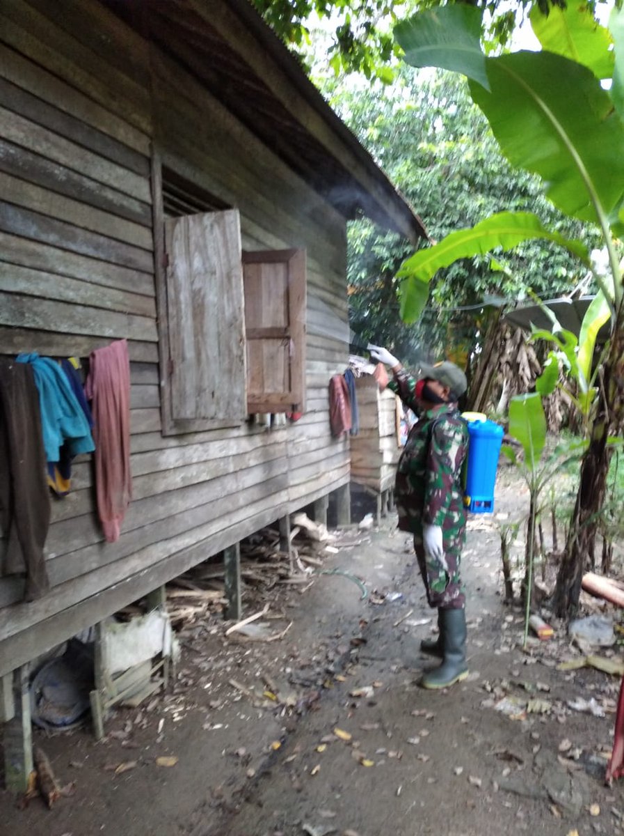AniajbP's tweet photo. Penyemprotan di desa Bundung Kab.Tapin Prov.Kalsel sesuai arahan Menteri Desa sesuai SE No.08 2020 &amp; Protokol Penanganan Covid19 Kemendes PDTT untuk Desa.
#RelawanDesaLawanCovid19
@halimiskandarnu @anwsanusi
@malik_haramain @imansyukri
@taufikmadjid71 @fachrilabalado https://t.co/8dBc09r54E