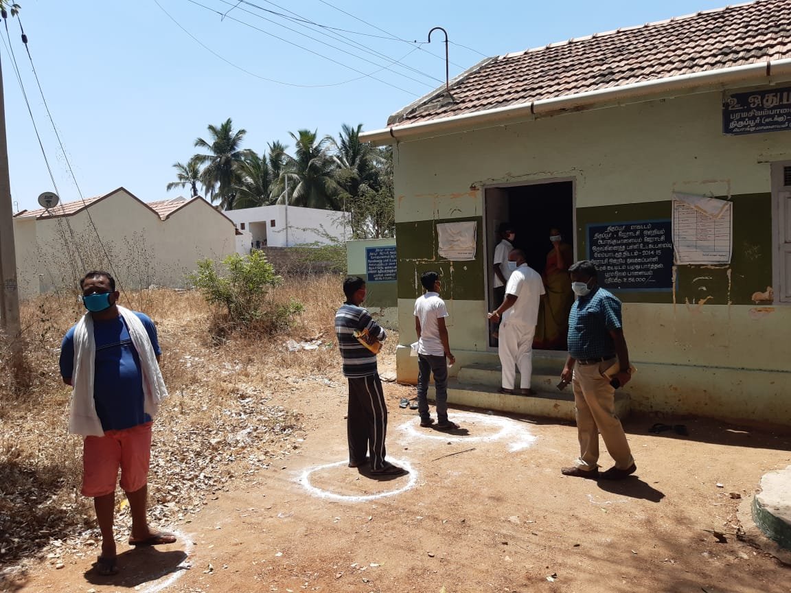 SevaTirupur's tweet photo. Tirupur District Administration efficiently handling the food supply to the needy during the pandemic. Thanks to District Authorities @TPRDtCollector who are tirelessly working to help the migrant workers.
#Sevabarathi
#SevaBharti
#TirupurCoronafighters
#Teamwork https://t.co/ZxDGaFxeq9