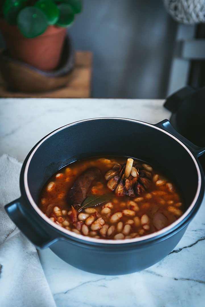 Buenos días, hoy toca un buen guiso de #alubias #recetas #potajes #blogger Espero que os guste cocinandoconmicarmela.com/potaje-de-alub…