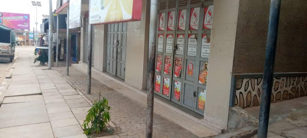 912CroozeFM's tweet image. #CroozefmNews
Majority of the Shops in Mbarara town are closed!
It’s not business as usual.
Are the people in your town abiding by the President’s Directive?
#LOCKDOWNUPDATES