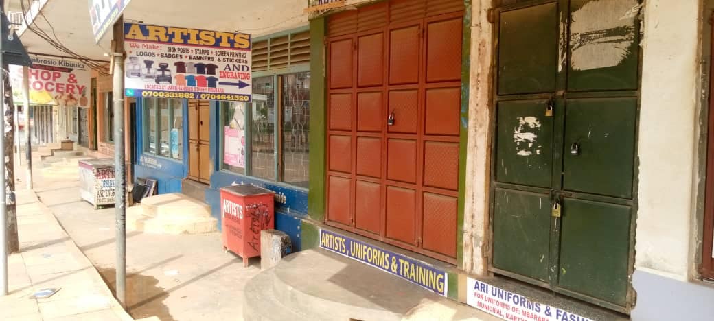 912CroozeFM's tweet image. #CroozefmNews
Majority of the Shops in Mbarara town are closed!
It’s not business as usual.
Are the people in your town abiding by the President’s Directive?
#LOCKDOWNUPDATES